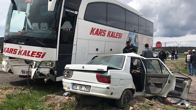 Sarıkamış’ta yolcu otobüsü ile otomobil çarpıştı: 2 yaralı 4