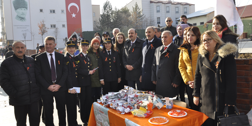 Kars’ta kadına şiddete dikkat çekildi