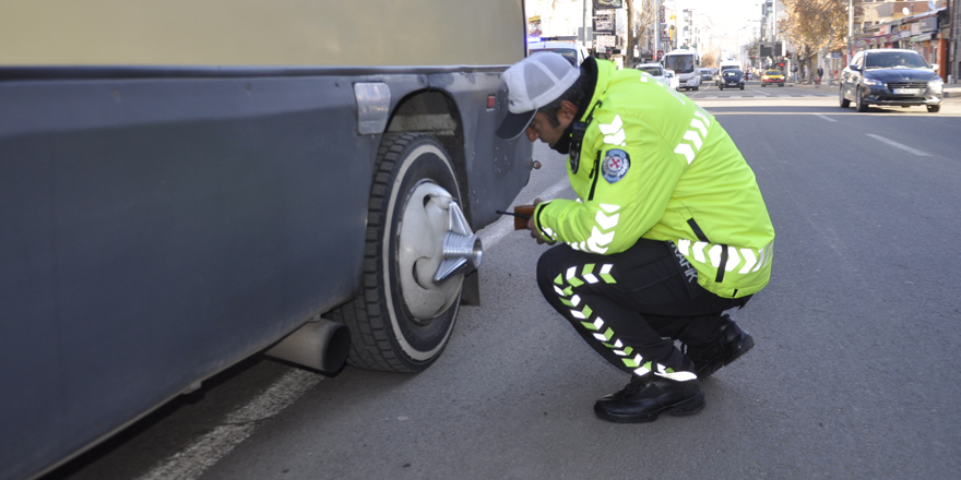 Kars’ta trafik polisleri kış lastiği kontrolü yaptı