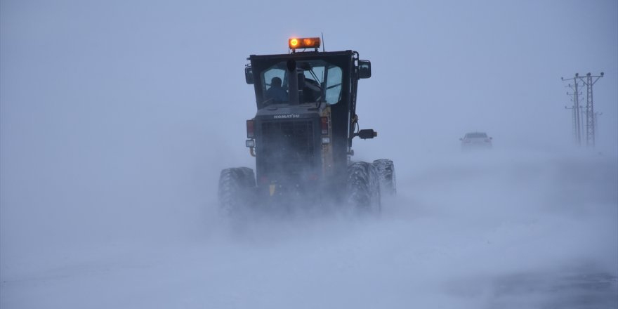 Kars’ta kar ve tipiden 2 köy yolu kapandı