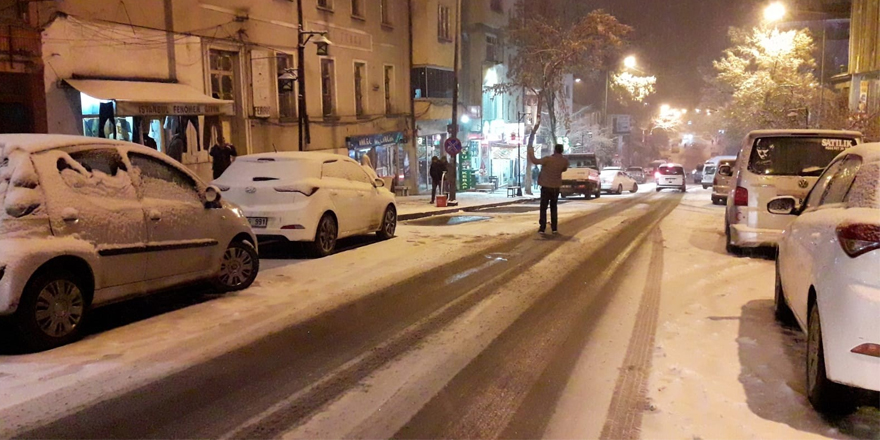 Kars’a beklenen kar yağdı