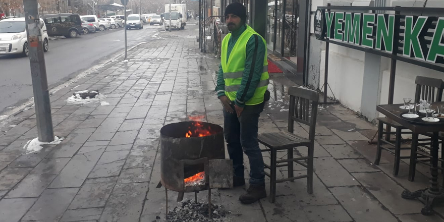 Kars’ta işçiler ateş yakarak ısınıyor