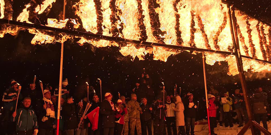 Binlerce kişi eksi 10 derece meşalelerle yürüyerek Sarıkamış Şehitlerini andı