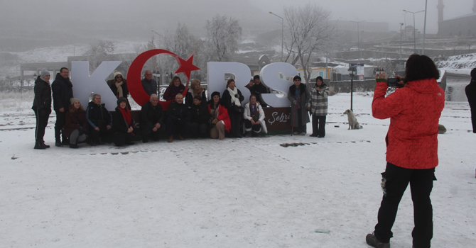 Kars Kalesi’ne ve “Kars” yazısına yerli ve yabancı turistlerin ilgisi