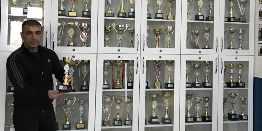 Cevriye Tatış Ortaokulu’nun 100’ncü kupası Hentbol’dan