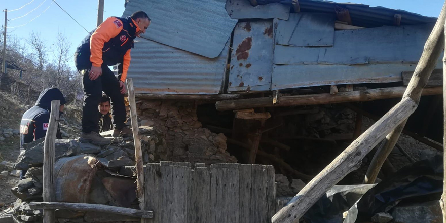 Kars ekibi Elazığ'da enkazdan yaralı kurtardı