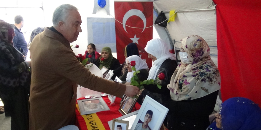 Arpaçay Belediye Başkanı Altay’dan evlat nöbetindeki ailelere ziyaret