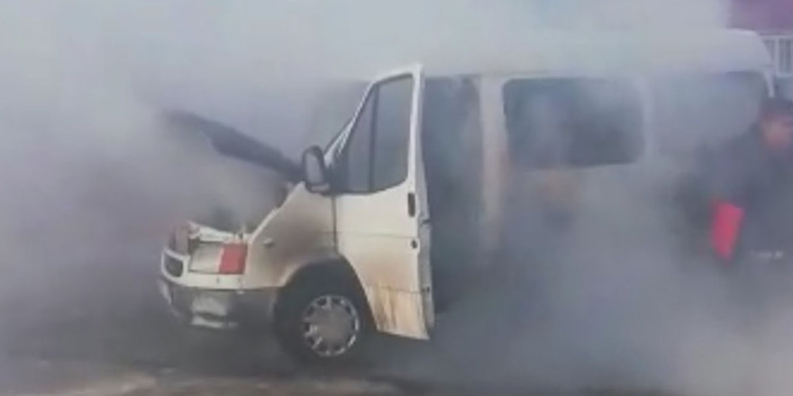 Kars’ta donan minibüs, altında ateş yakılırken alev aldı