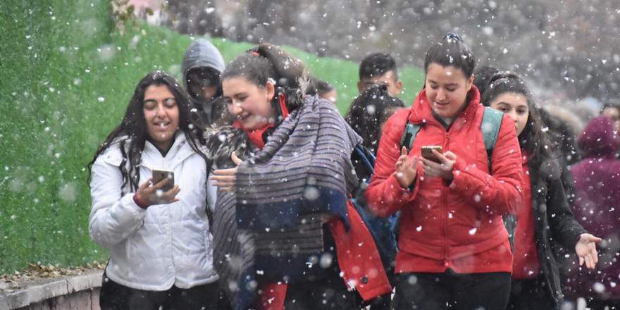 Kars’ta okullar yarın tatil edildi