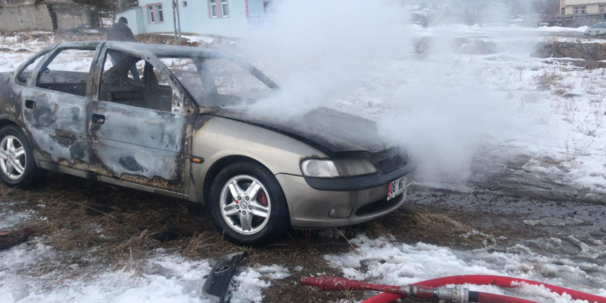 Kars’ta park halindeki otomobil yandı