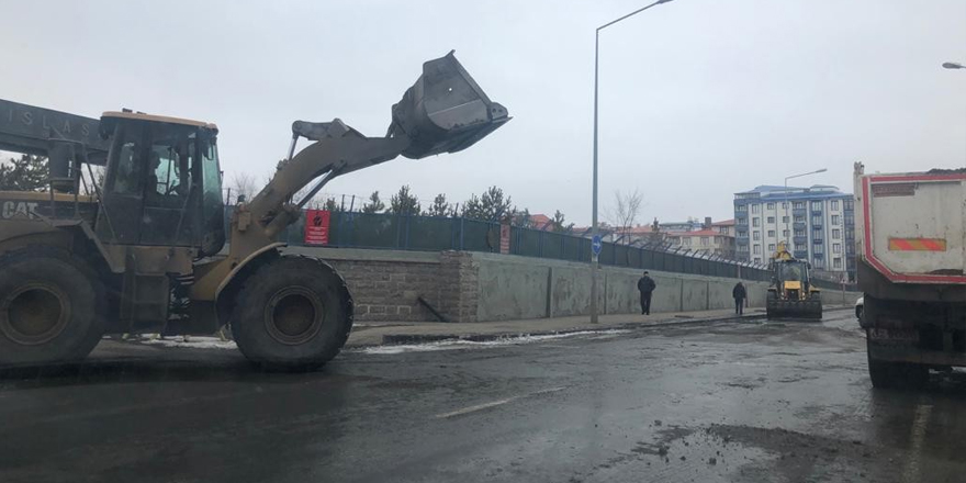 Kars Belediyesi caddelerin karını temizliyor