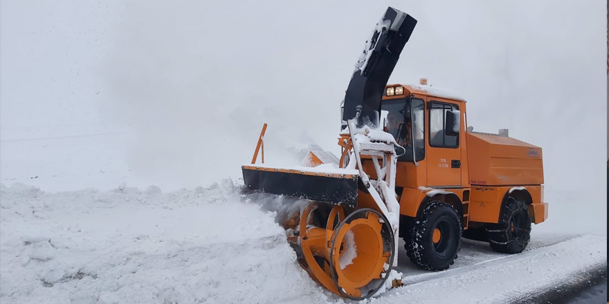 Karayolları Kars-Digor-Iğdır yolunda kar temizlemesi yapıyor