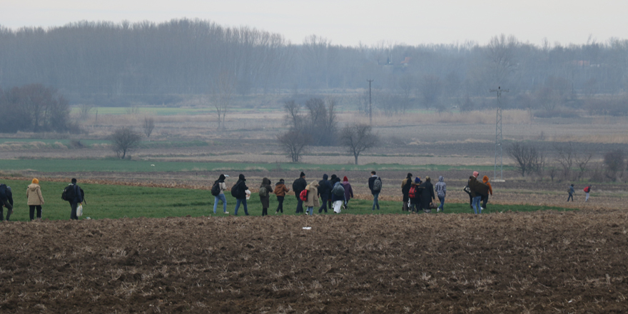 Mülteciler sınıra yürüyor!