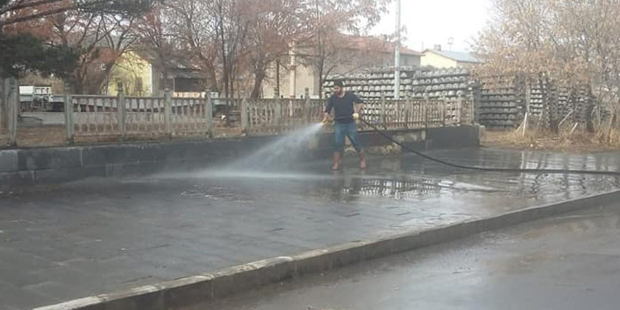 Akyaka’da caddeler yıkanıyor