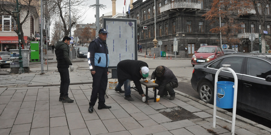 Kars Belediyesi oturma banklarını söküyor