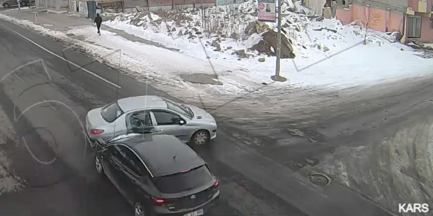 Kars’ta trafik kazası kameralara yansıdı