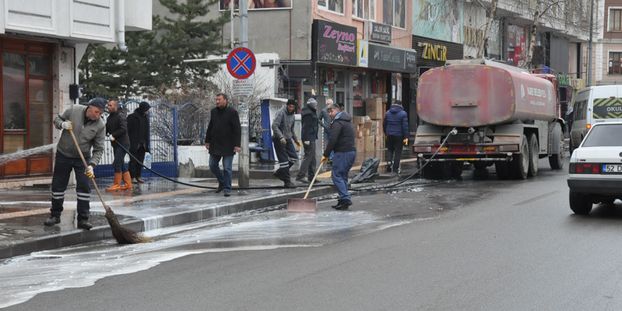 Kars Belediyesi kaldırımları yıkıyor