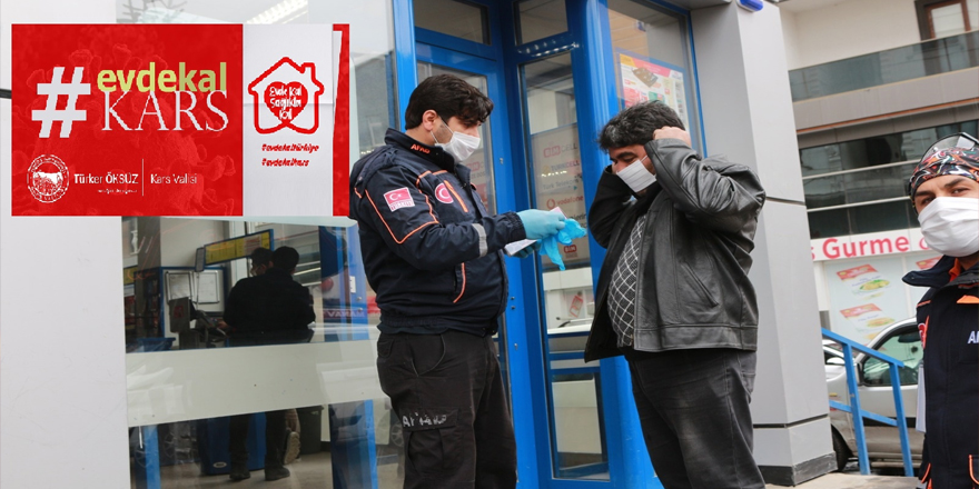 Kars Valiliği, vatandaşlara ücretsiz maske ve eldiven dağıtıyor