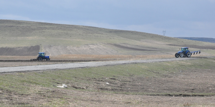 Kars’ta koronalı günlerde tarla sürümü başladı