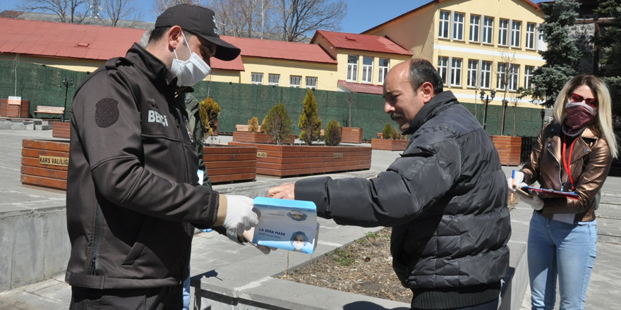 Kars’ta ücretsiz maske dağıtımına başlanıldı