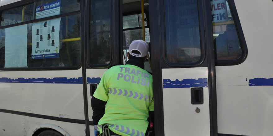 Kars polisinden maske denetimi