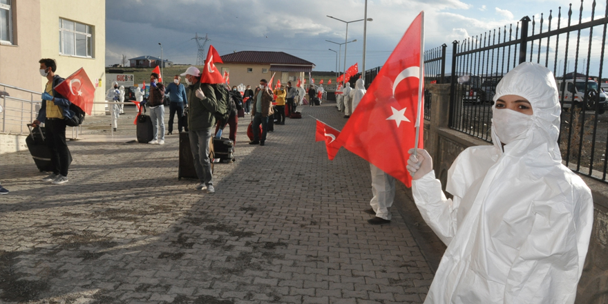 Malta’dan Kars’a gelen 104 Türk vatandaşı Türk bayrakları ve “Türkiyem” isimli türkü ile karşılandı