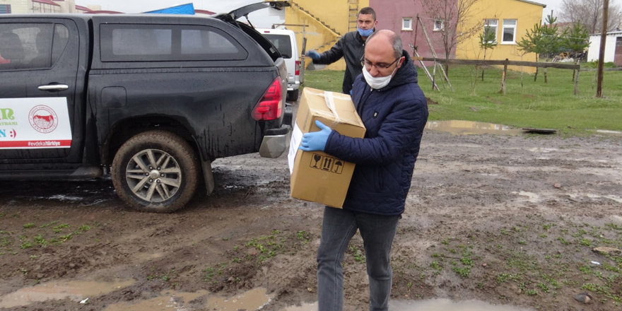 Kars Vefa Sosyal Destek Grubundan gıda yardımı