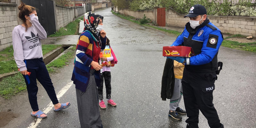 Polis amcalarından çocuklara 23 Nisan hediyesi