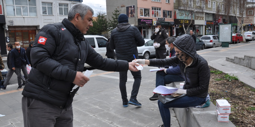 Kars’ta ücretsiz maske dağıtımı devam ediyor