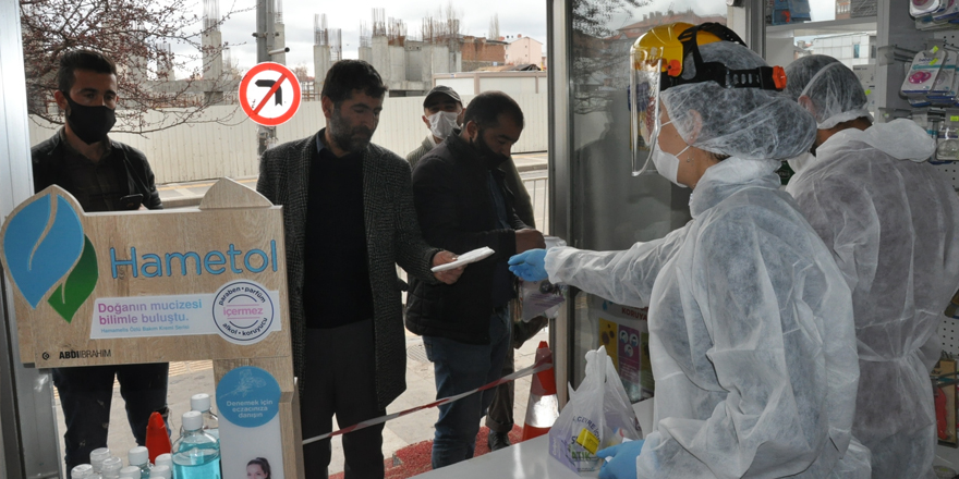 Kars’ta, ikinci etap 46 bin maskenin ücretsiz dağıtımı başladı