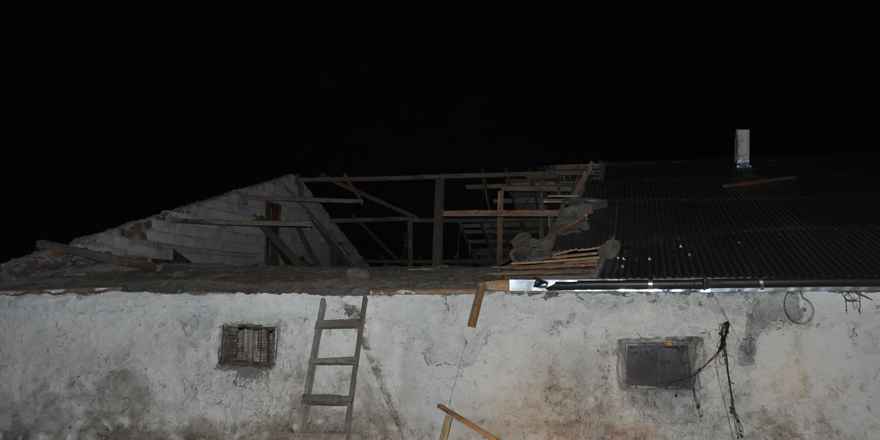 Kars’ta şiddetli rüzgar evlerin çatısını uçurdu