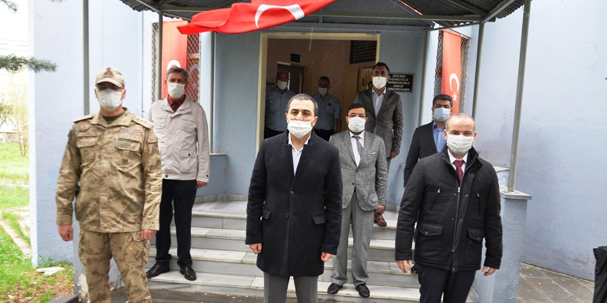 Vali Türker Öksüz, Kars Şehitliğini ziyaret etti