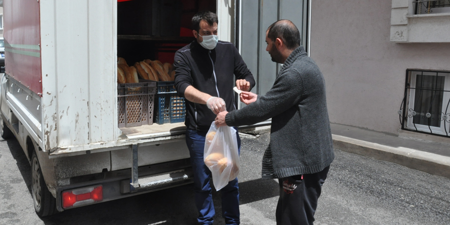 Kars’ta ekmekler vatandaşların kapısına getiriliyor