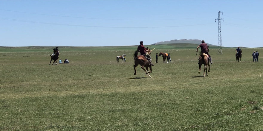 Kars’ta atlı cirit heyecanı