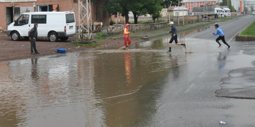 Kars’ta biriken yağmur suyu çocukların eğlencesi oldu