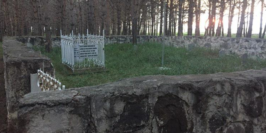 Kars’taki anıt mezar zamana direniyor