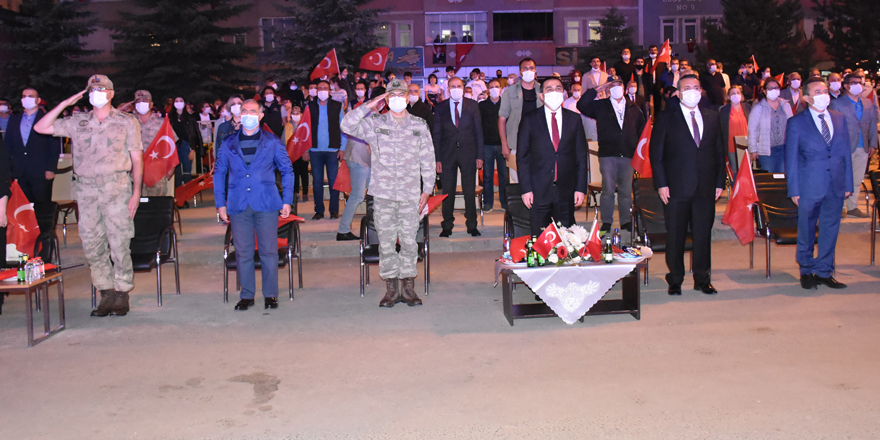 Kars’ta vatandaşlar demokrasi için meydanlara akın etti