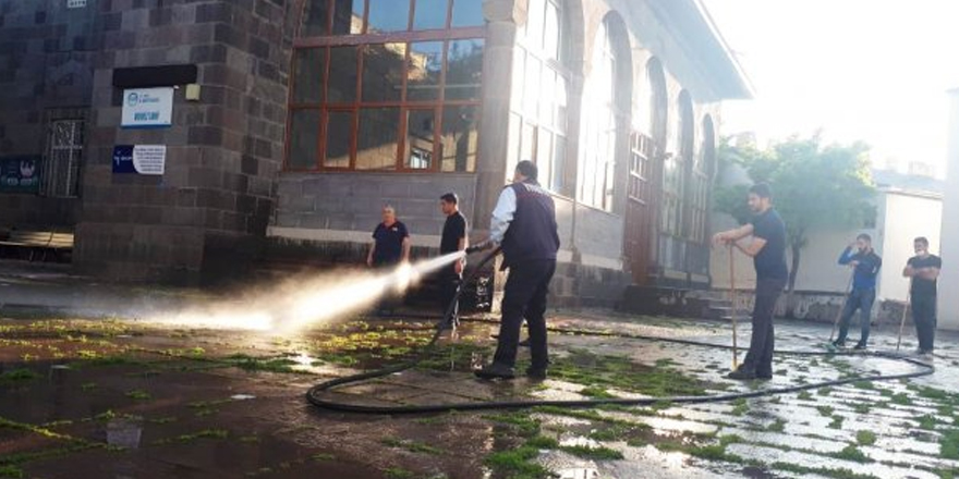 Kars’ta cami bahçeleri tazyikli suyla yıkanıyor