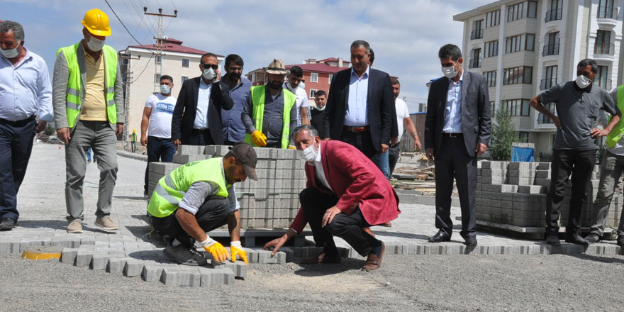 Kars Belediyesinin yol ve kaldırım çalışmalarında yoğun mesai