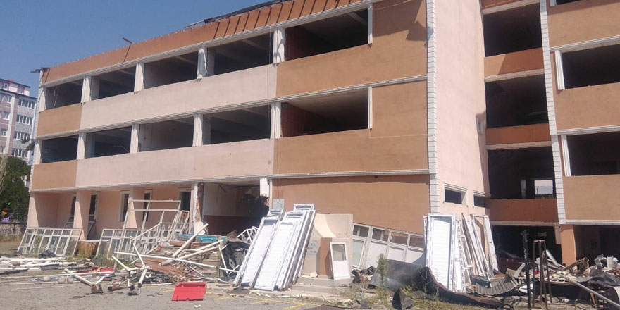 Kars’ta “deprem” riski olan 3 okul yıkılıyor