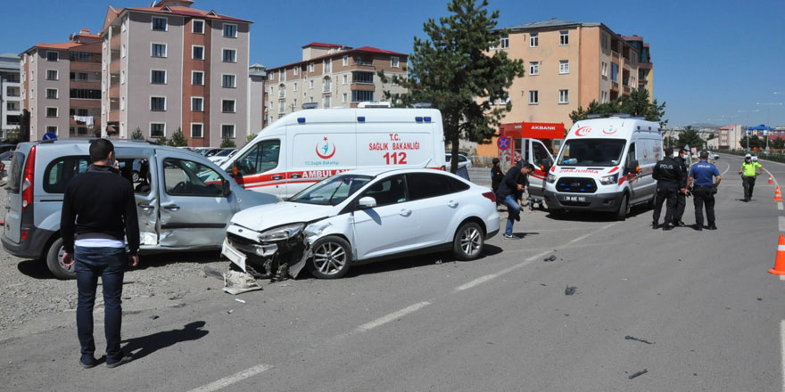 Kars’ta iki araç çarpıştı: 3 yaralı