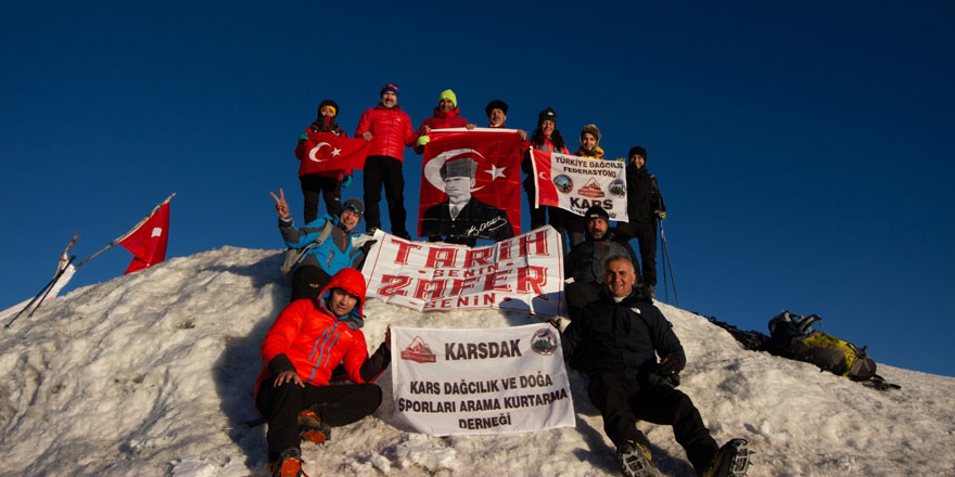 KARSDAK, Ağrı Dağı’na 30 Ağustos zafer tırmanışı yaptı