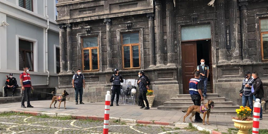 Kayyum atanan Kars Belediyesi’nde bomba araması!