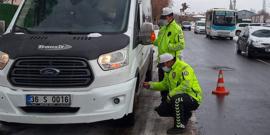 Kars’ta trafik ekiplerinden kış lastiği denetimi