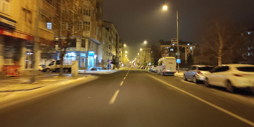 Kars’ta caddeler boş kaldı