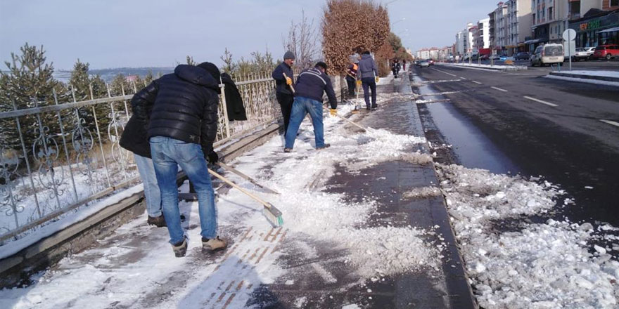 Kars Belediyesi’nden temizlik ve kar mesaisi