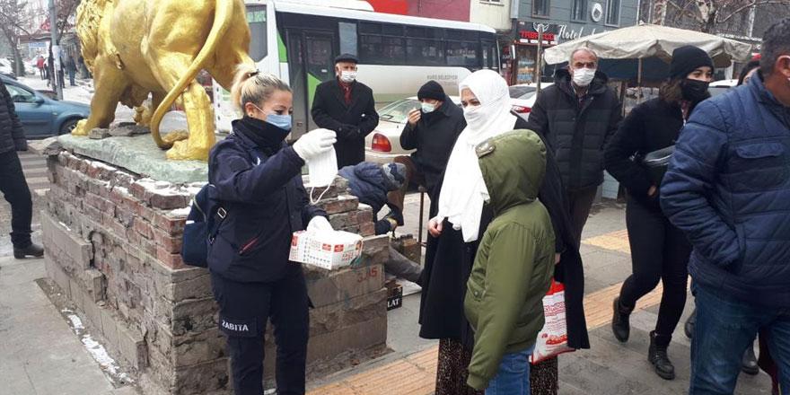 Kars Belediyesi vatandaşa maske dağıttı