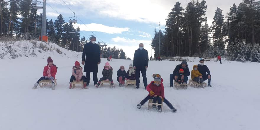 Milli Eğitim Bakanı Ziya Selçuk, Kars’taki çocuklara kızak gönderdi