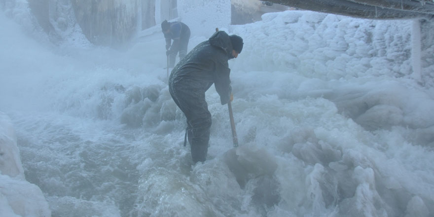Kars'ta eksi 27 derece soğukta işçilerin buzla sınavı
