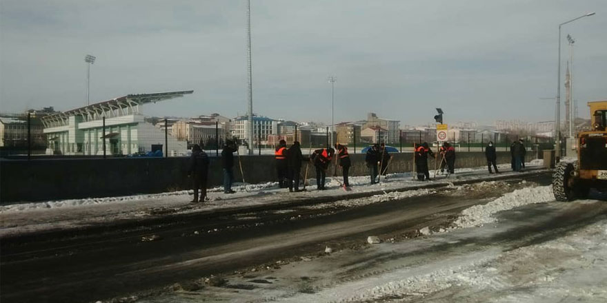 Kars Belediyesi karla mücadeleye devam ediyor